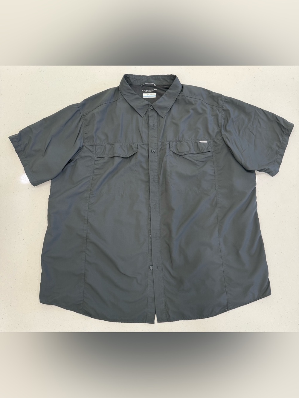Columbia Men's Lightweight Button-Up Shirt in Charcoal Gray